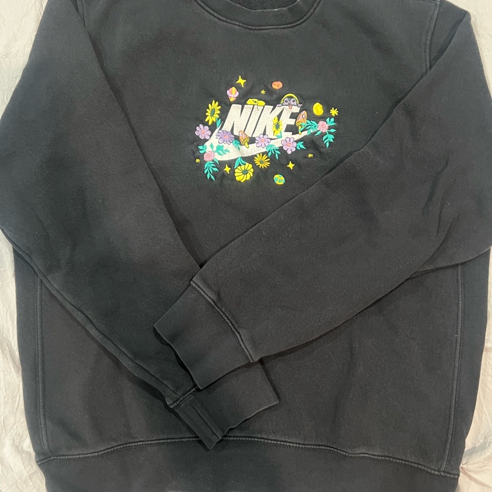 Nike Black Floral Graphic Women's Crewneck Sweater